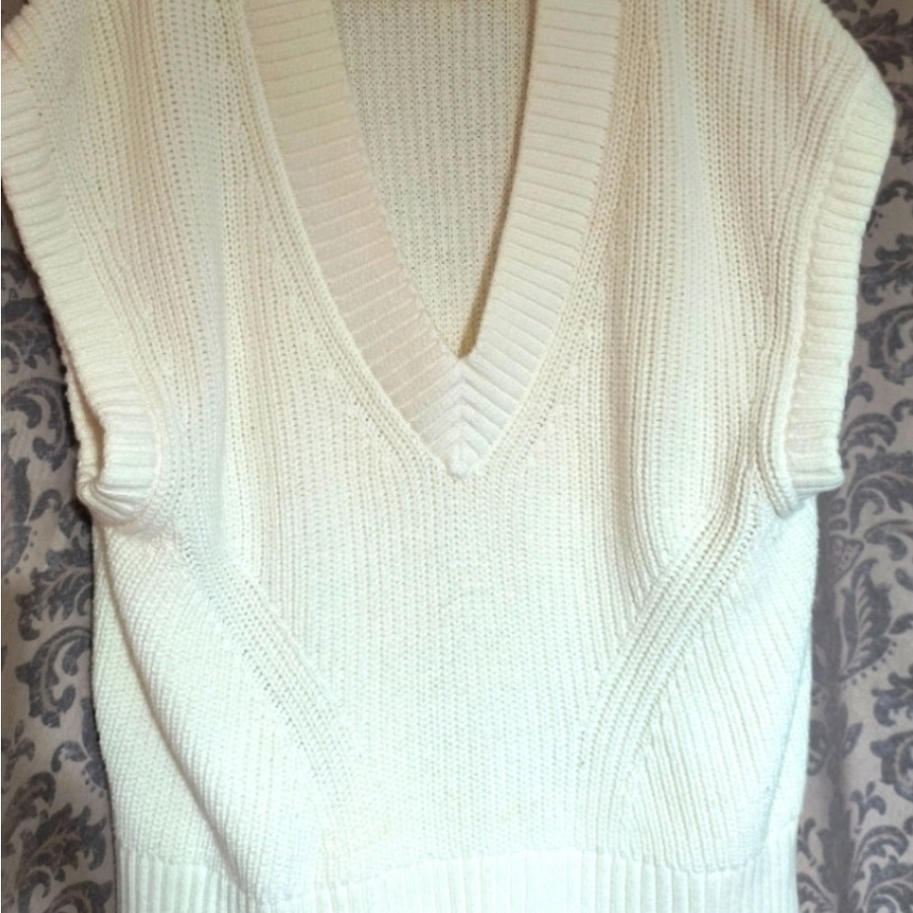 Banana Republic V-Neck Sweater - Picture 3 of 5